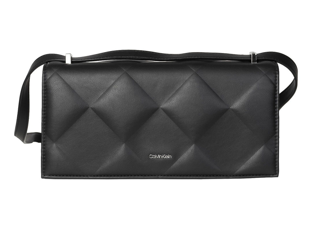 Bolso rectangular negro de Calvin Klein con diseño acolchado en relieve y correa ajustable.