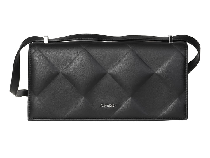 Bolso rectangular negro de Calvin Klein con diseño acolchado en relieve y correa ajustable.