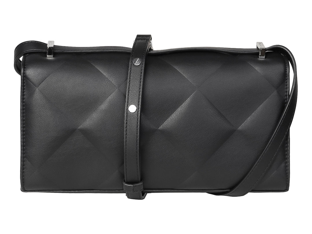 Bolso rectangular negro de Calvin Klein con diseño acolchado en relieve y correa ajustable.