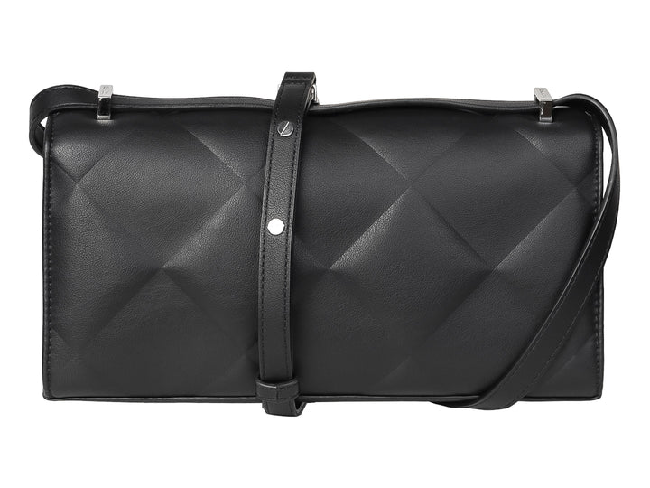 Bolso rectangular negro de Calvin Klein con diseño acolchado en relieve y correa ajustable.