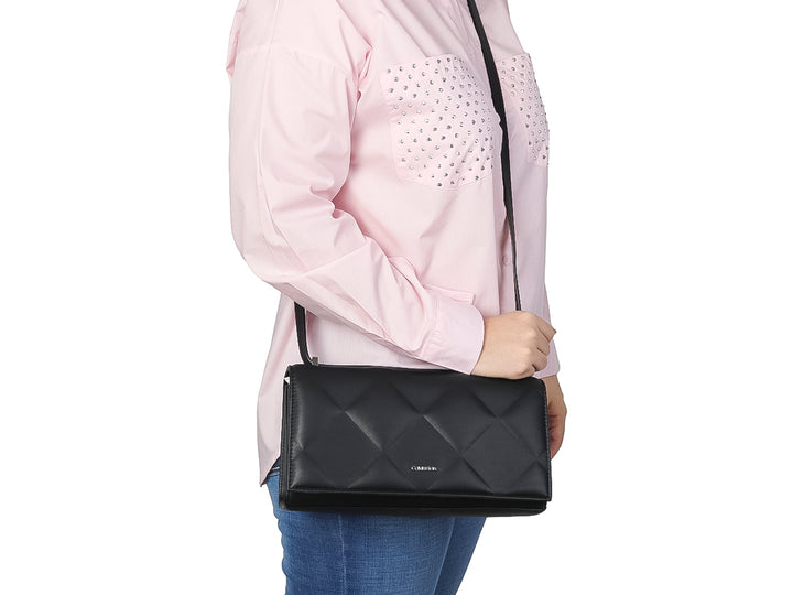 Bolso rectangular negro de Calvin Klein con diseño acolchado en relieve y correa ajustable.
