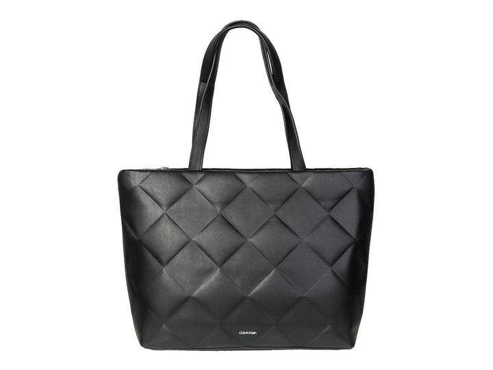 Bolso de hombro Calvin Klein color negro con diseño acolchado en forma de rombos y asas largas.