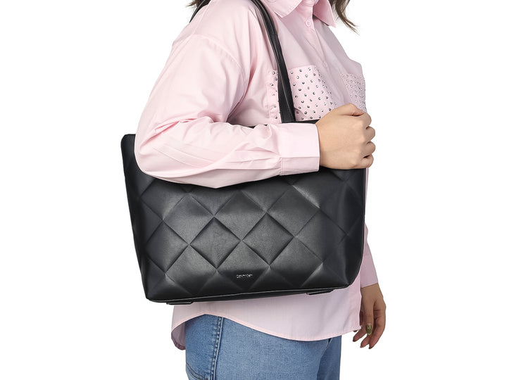 Bolso de hombro Calvin Klein color negro con diseño acolchado en forma de rombos y asas largas.