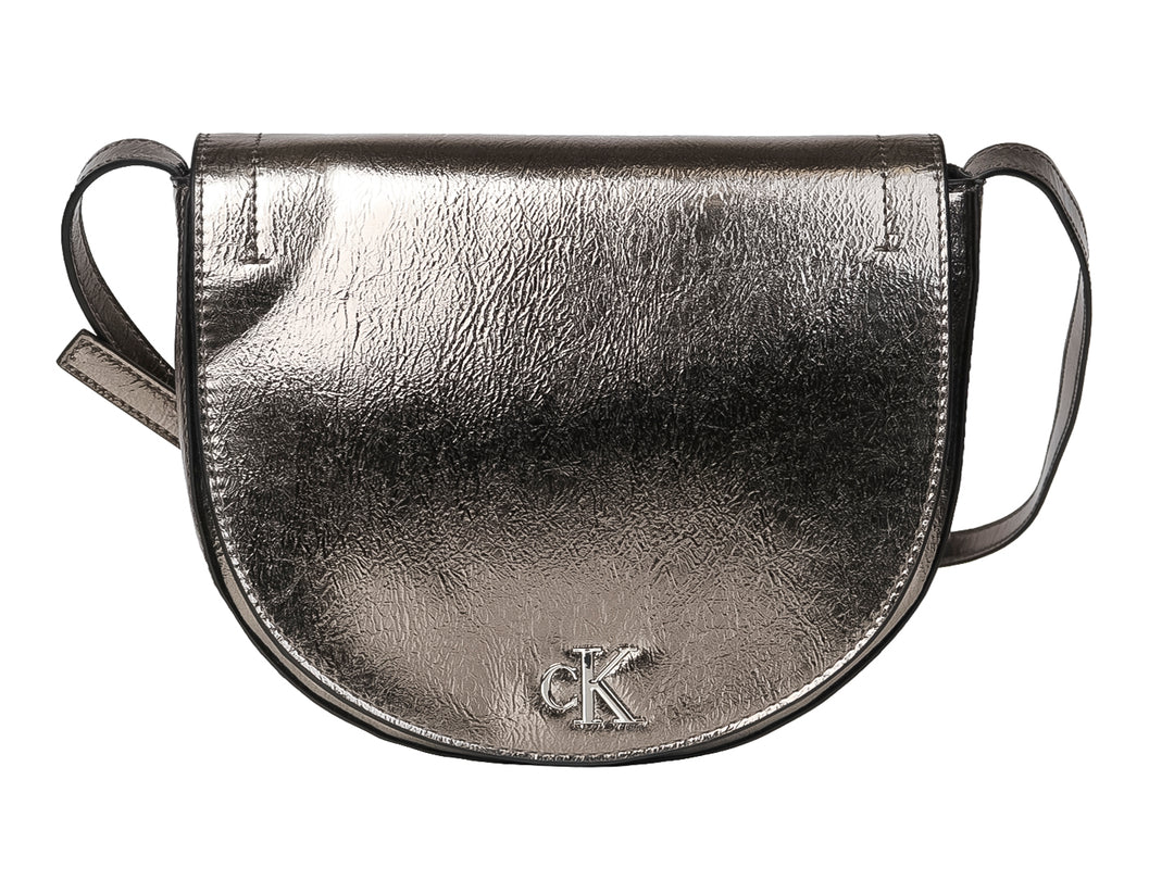 Bolso Calvin Klein modelo Ada en color gunmetal con forma semicircular y acabado metálico brillante.