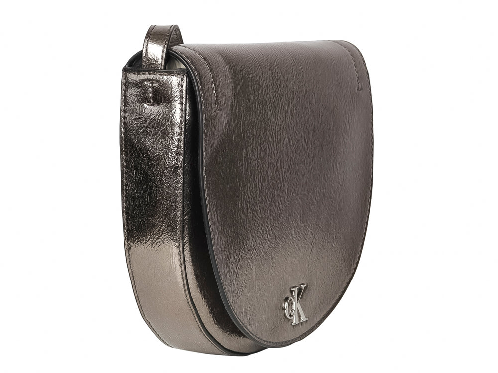 Bolso Calvin Klein modelo Ada en color gunmetal con forma semicircular y acabado metálico brillante.