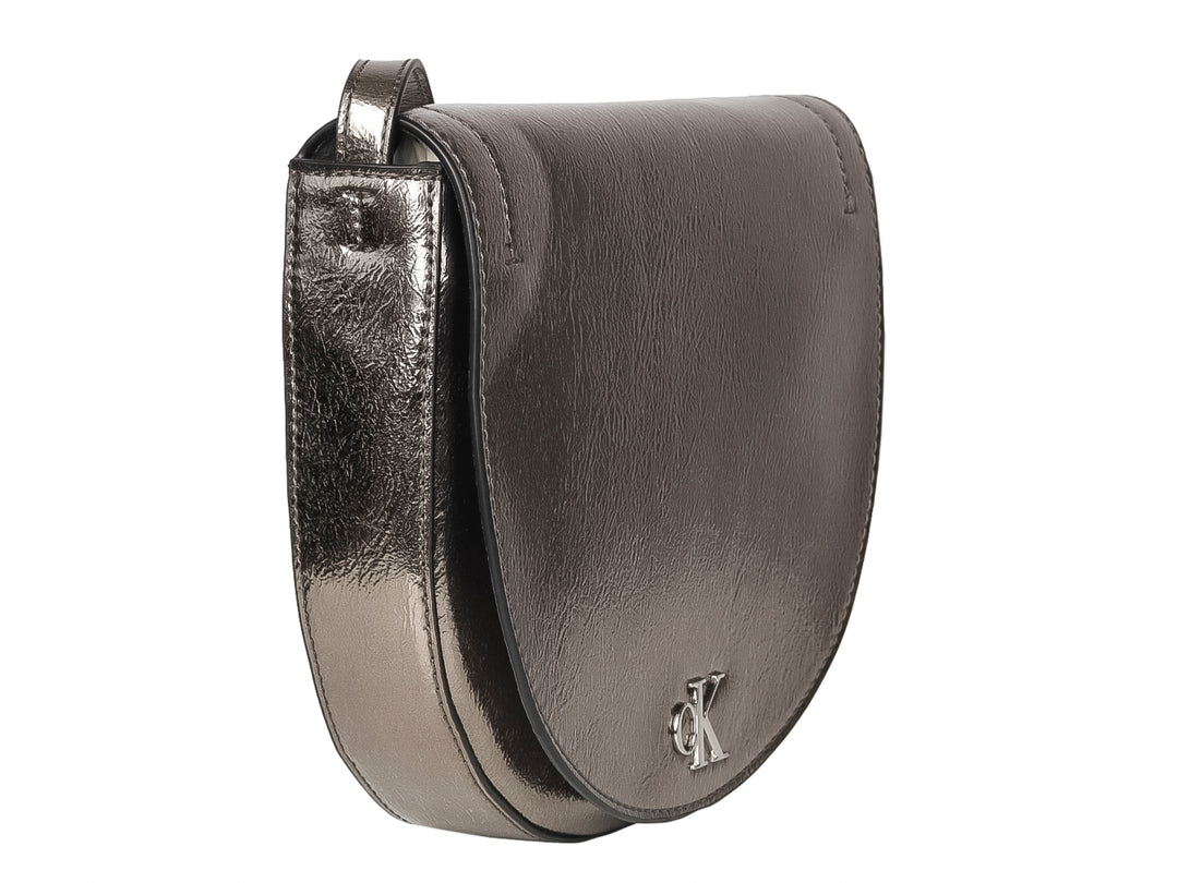 Bolso Calvin Klein modelo Ada en color gunmetal con forma semicircular y acabado metálico brillante.