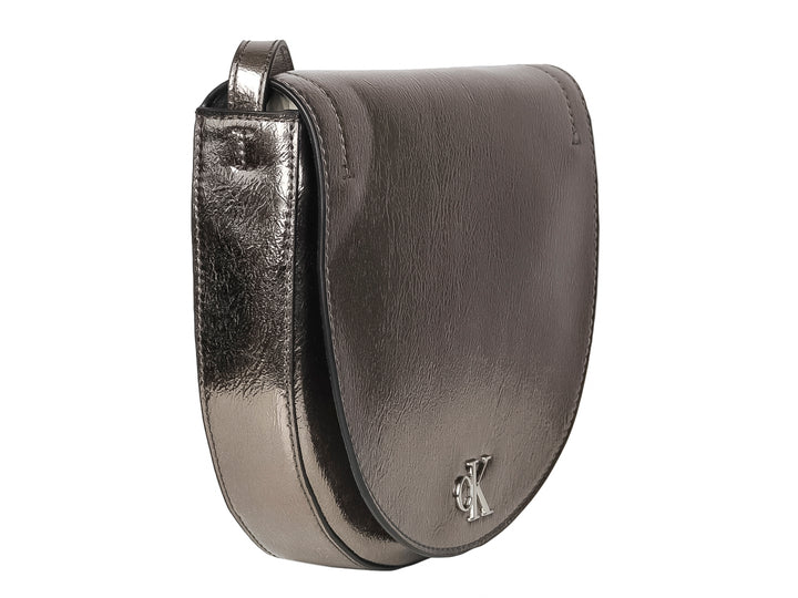 Bolso Calvin Klein modelo Ada en color gunmetal con forma semicircular y acabado metálico brillante.