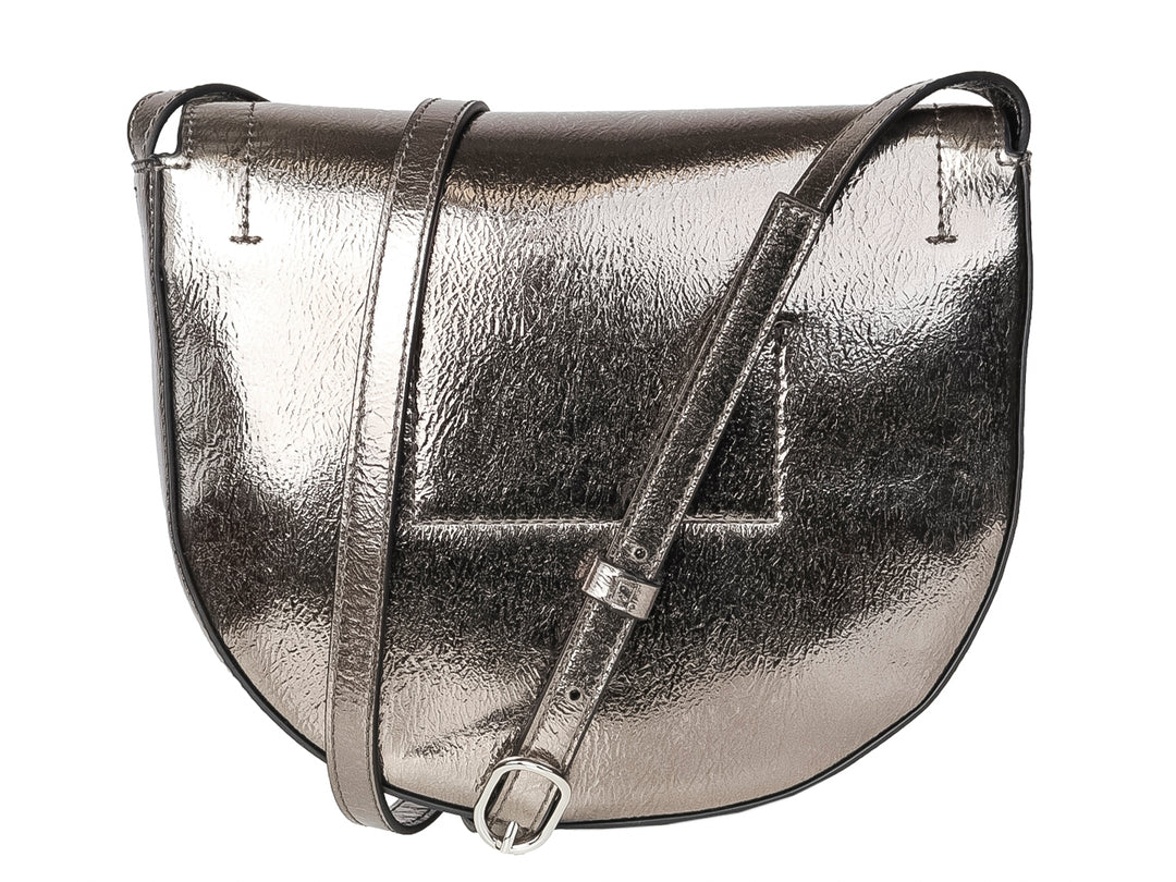 Bolso Calvin Klein modelo Ada en color gunmetal con forma semicircular y acabado metálico brillante.