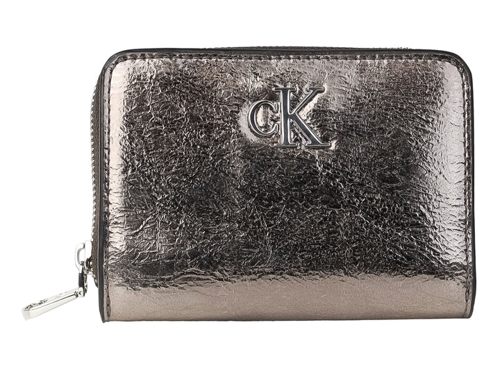 Cartera pequeña Calvin Klein en color gunmetal metálico con cierre y logo CK en relieve.