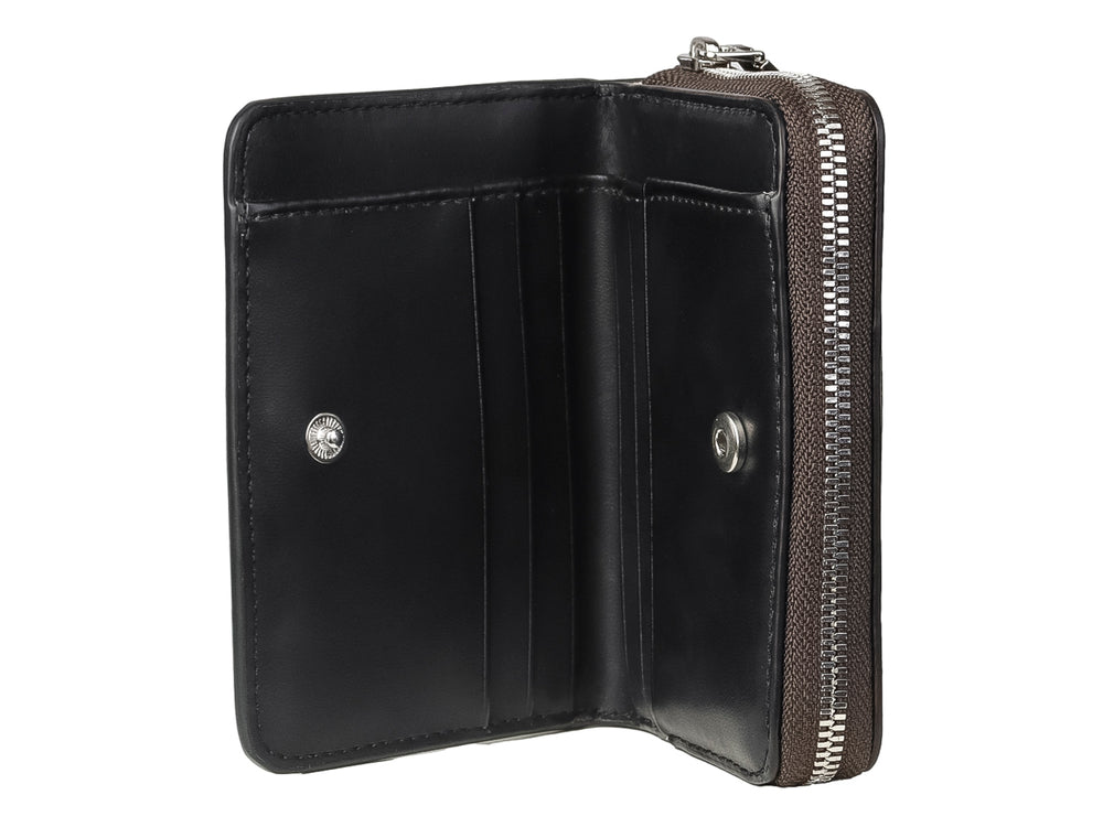 Cartera pequeña Calvin Klein en color gunmetal metálico con cierre y logo CK en relieve.