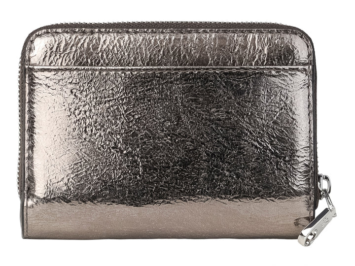 Cartera pequeña Calvin Klein en color gunmetal metálico con cierre y logo CK en relieve.