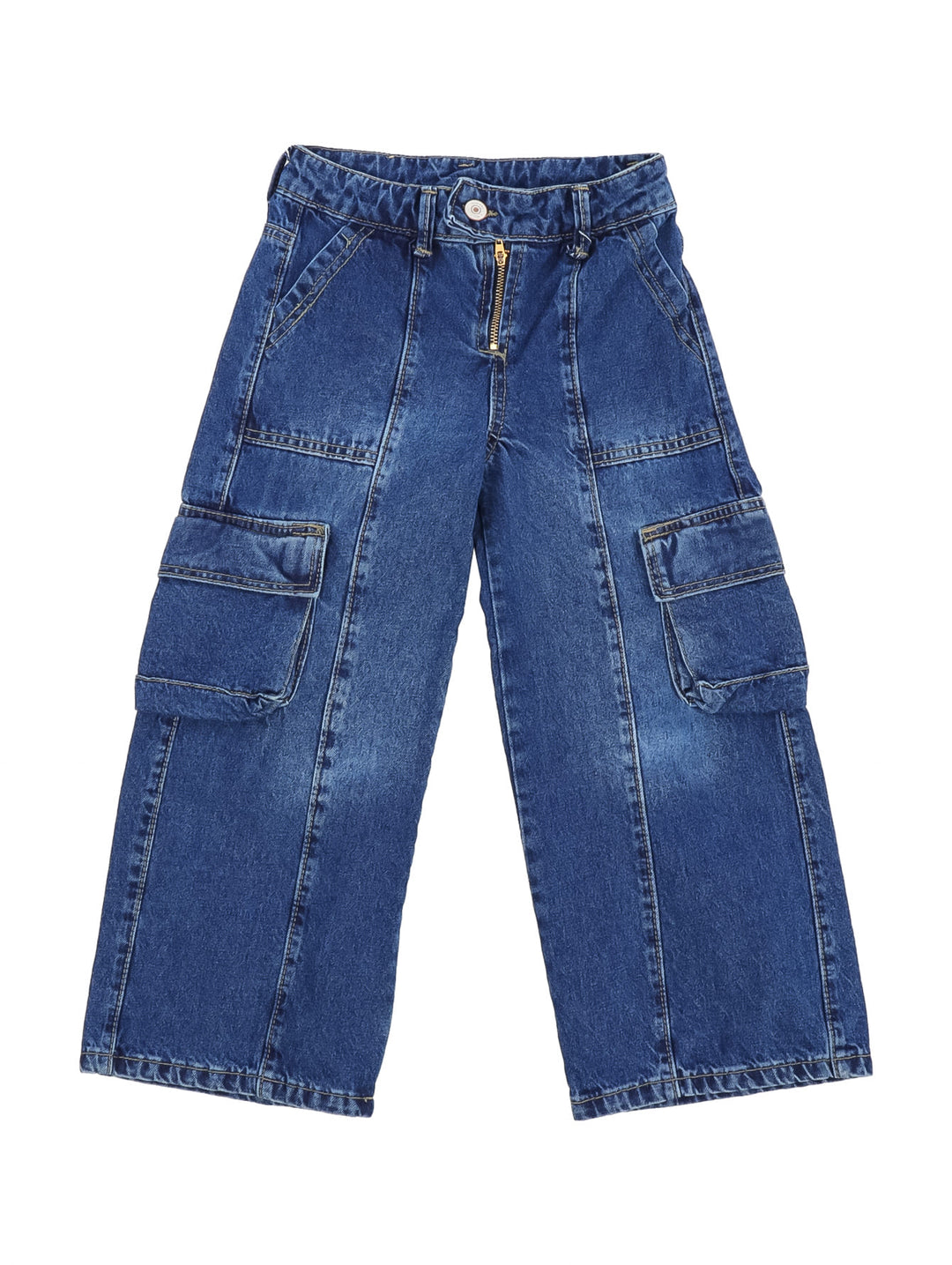 Pantalones cargo de mezclilla color azul índigo con bolsillos laterales y cierre dorado.