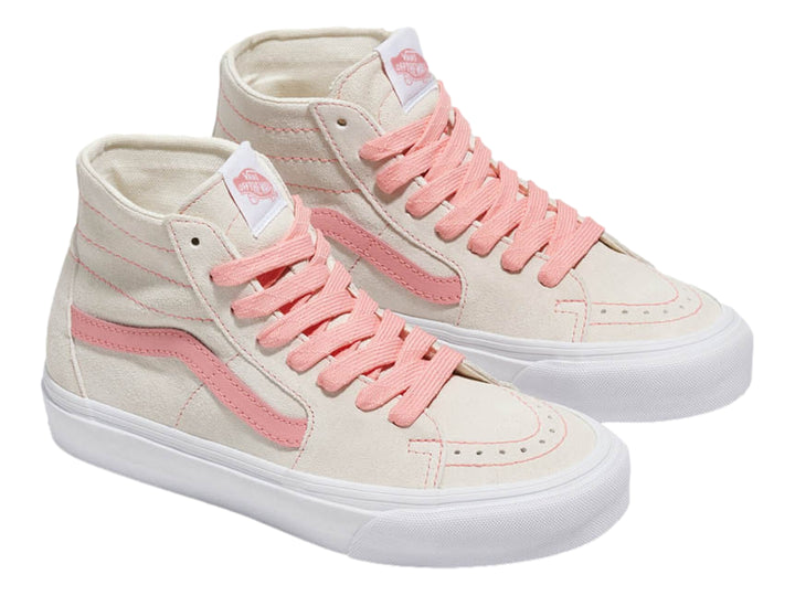 Tenis VANS Sk8-Hi Tapered color crema con franja y cordones rosas y suela blanca.