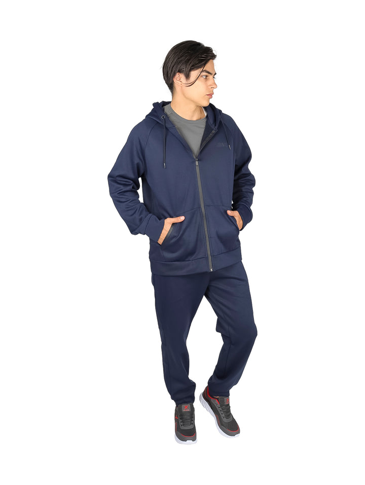 Conjunto deportivo azul marino compuesto por sudadera con capucha y pantalón coordinado.