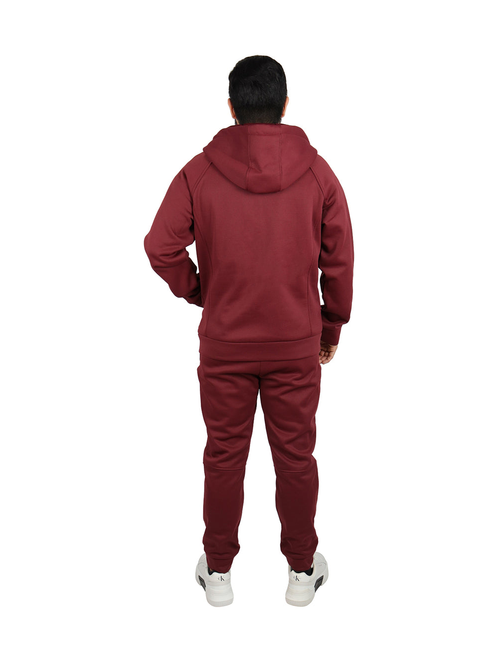 Hombre vistiendo un conjunto deportivo color burgundy compuesto por sudadera con capucha y pantalones.