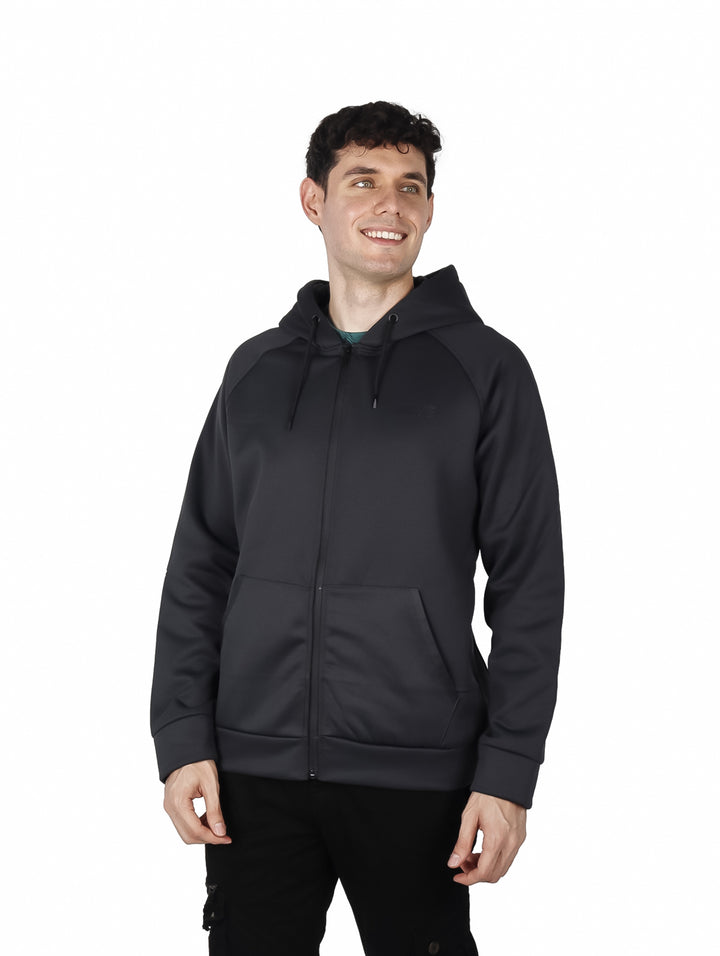 Hombre vistiendo conjunto deportivo de sudadera con capucha y pantalón en color charcoal.