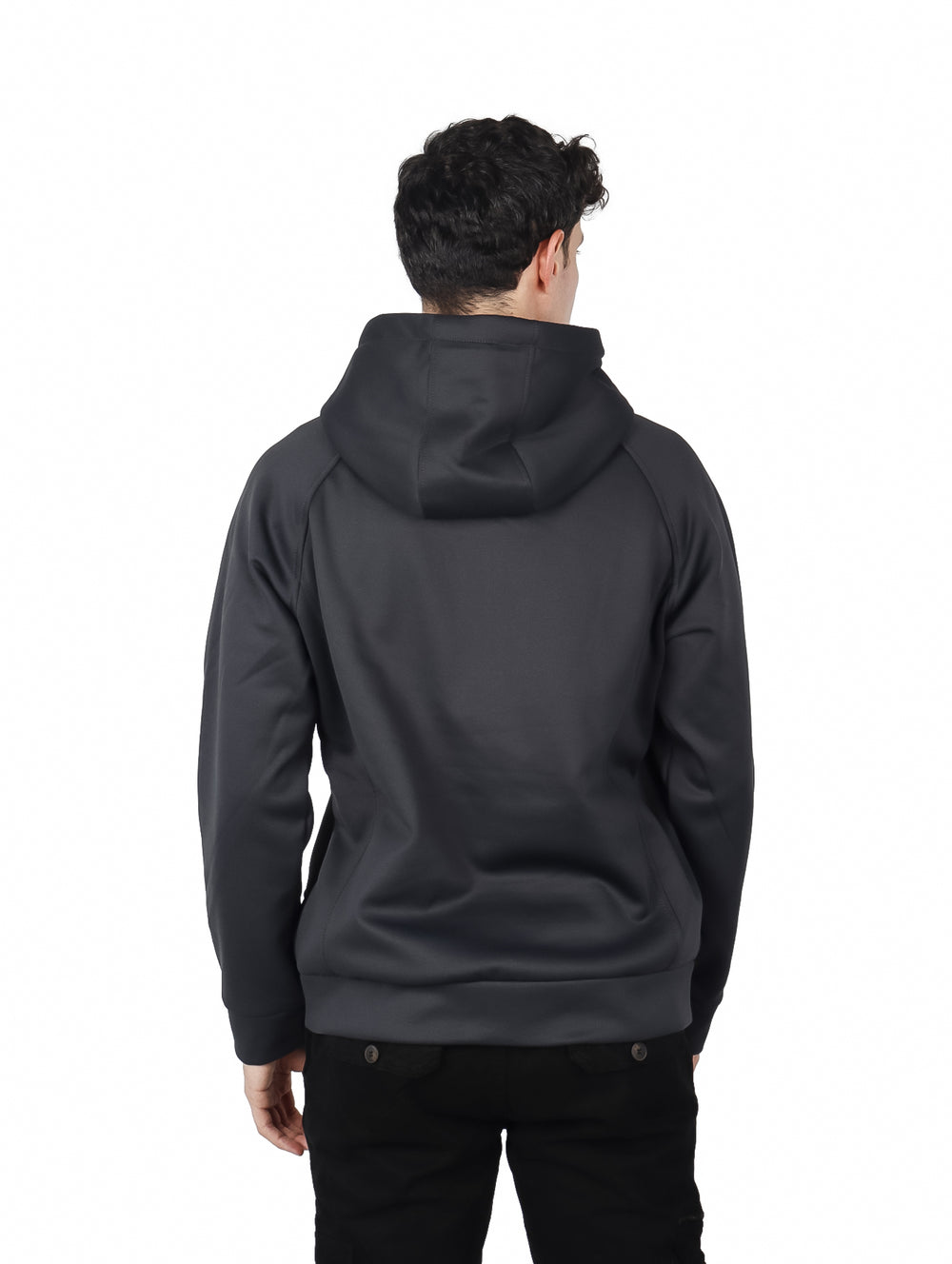 Hombre vistiendo conjunto deportivo de sudadera con capucha y pantalón en color charcoal.