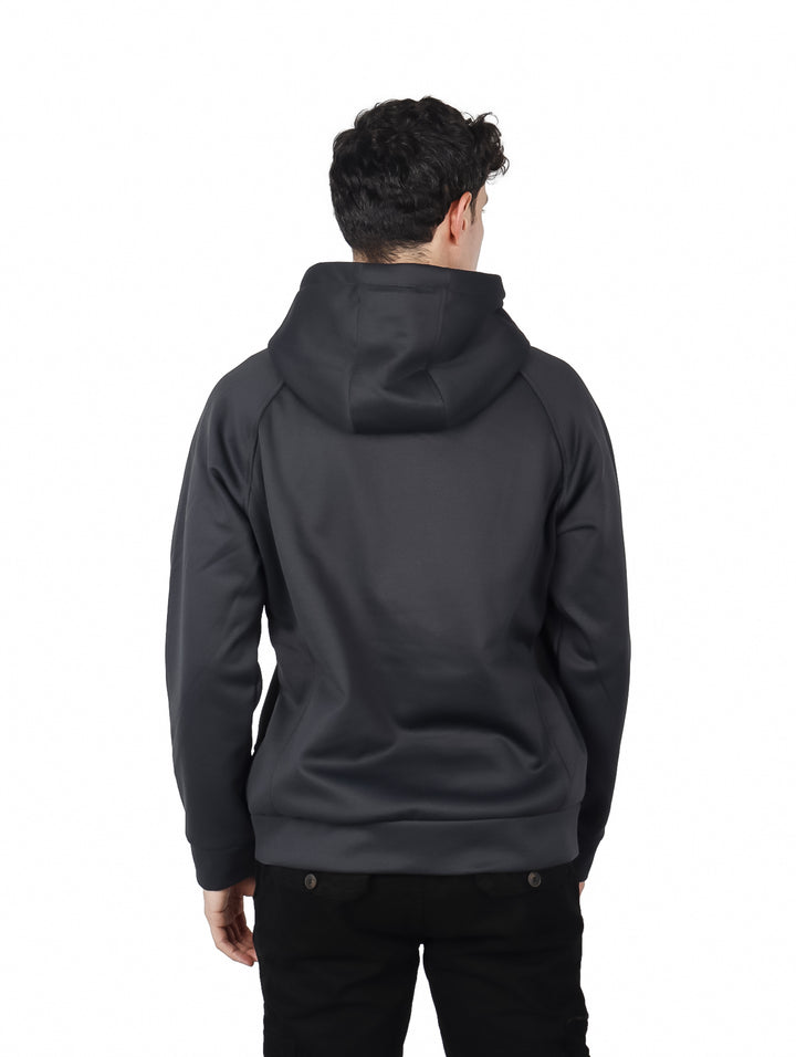 Hombre vistiendo conjunto deportivo de sudadera con capucha y pantalón en color charcoal.