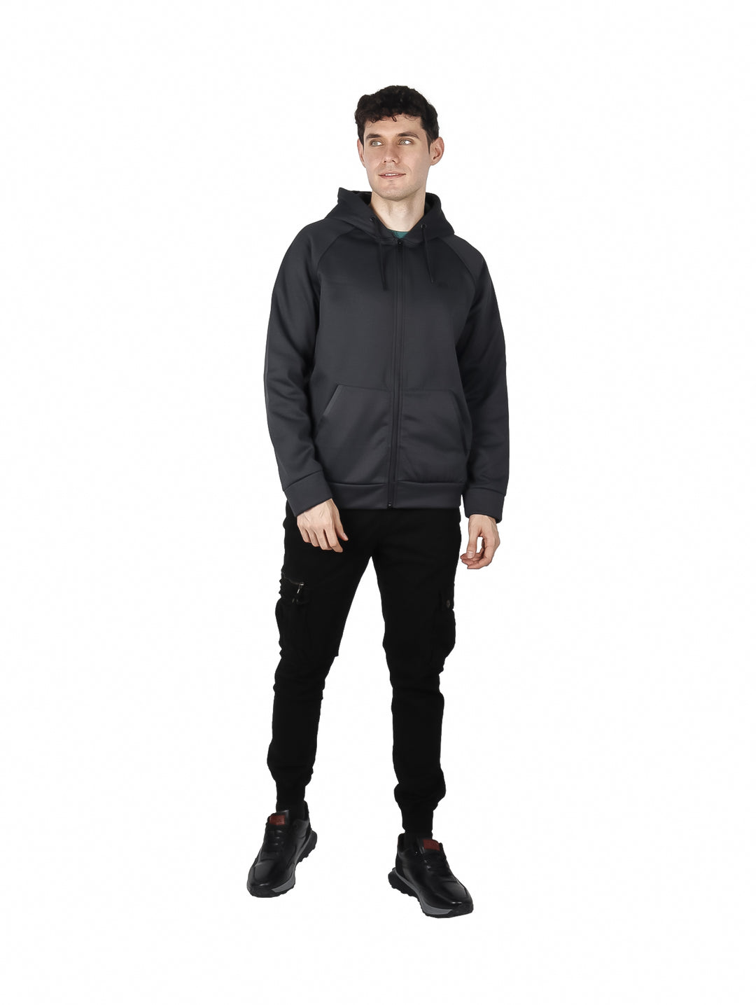 Hombre vistiendo conjunto deportivo de sudadera con capucha y pantalón en color charcoal.