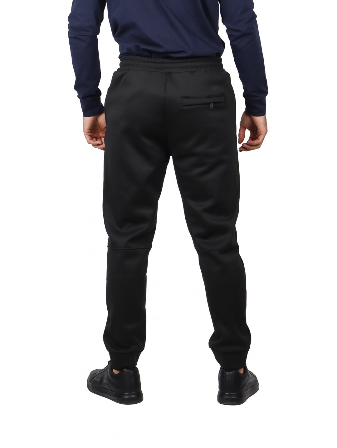 Hombre vistiendo conjunto deportivo de sudadera con capucha y pantalón en color charcoal.