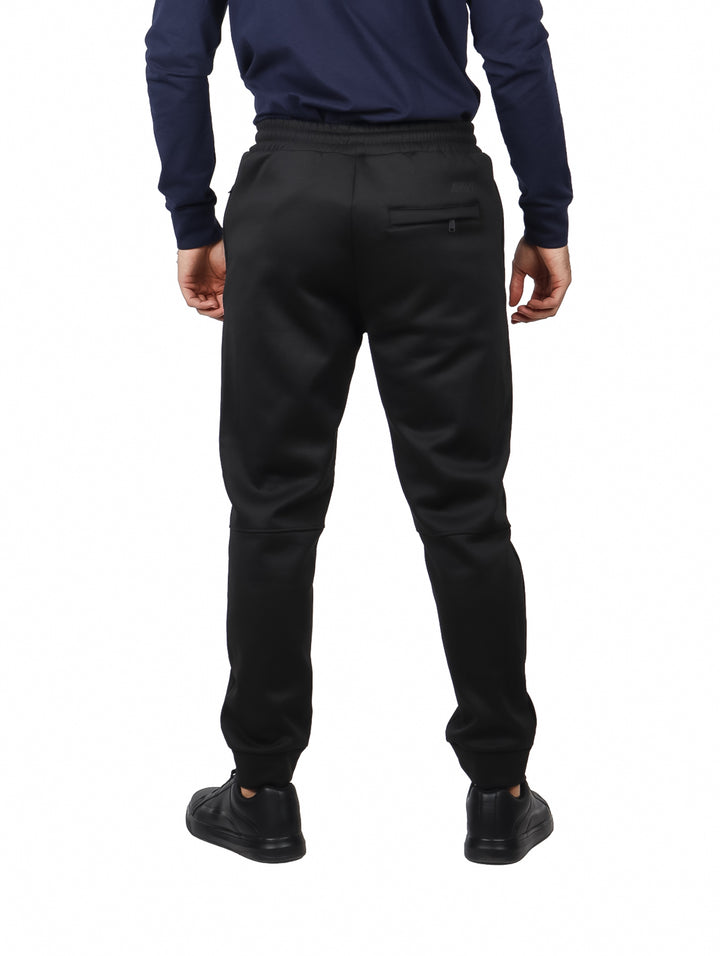 Hombre vistiendo conjunto deportivo de sudadera con capucha y pantalón en color charcoal.