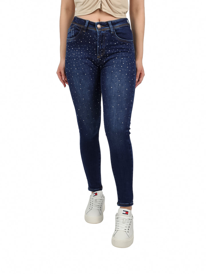 Jeans skinny color azul oscuro con pequeños detalles de piedras blancas brillantes.
