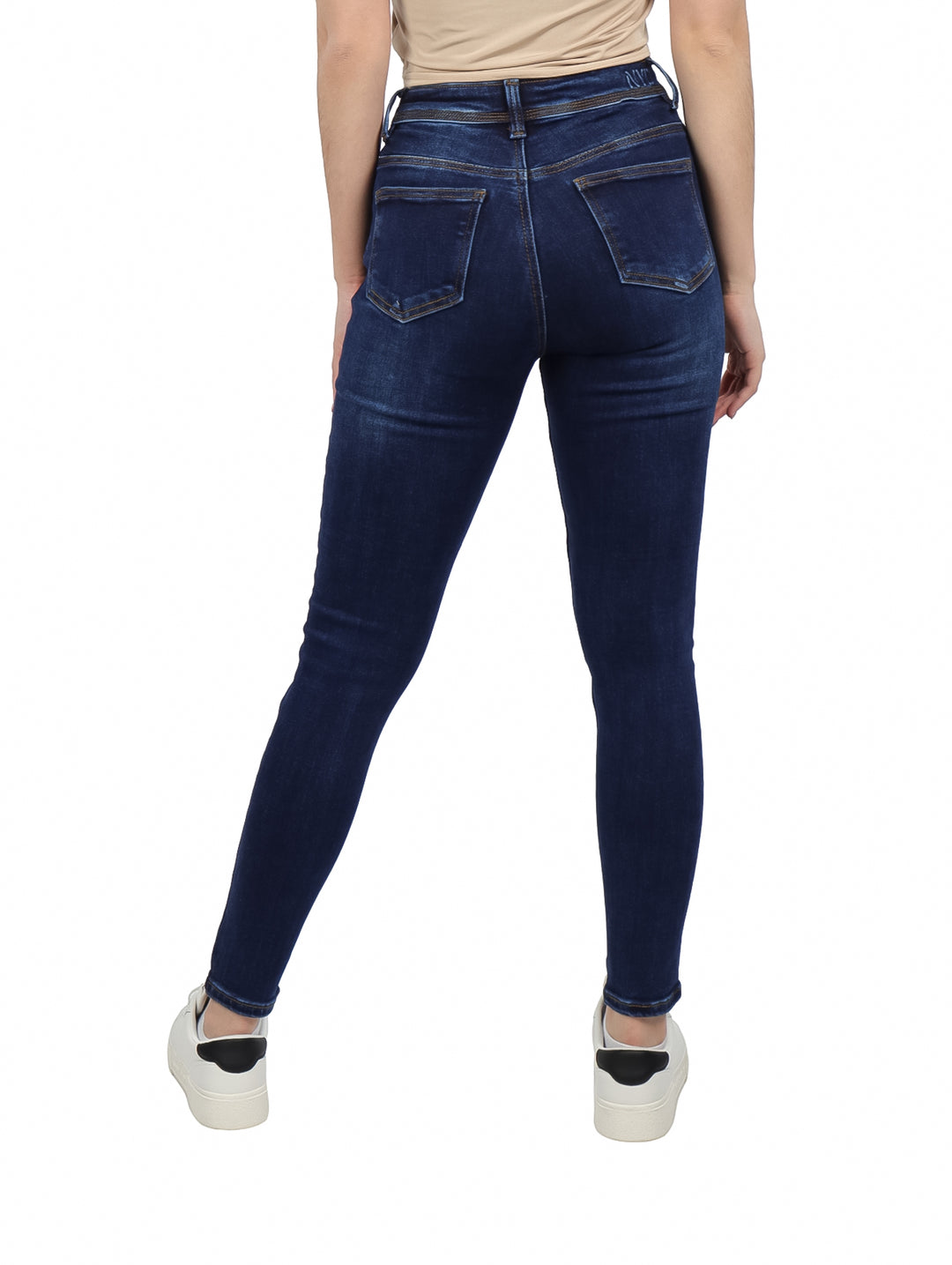 Jeans skinny color azul oscuro con pequeños detalles de piedras blancas brillantes.