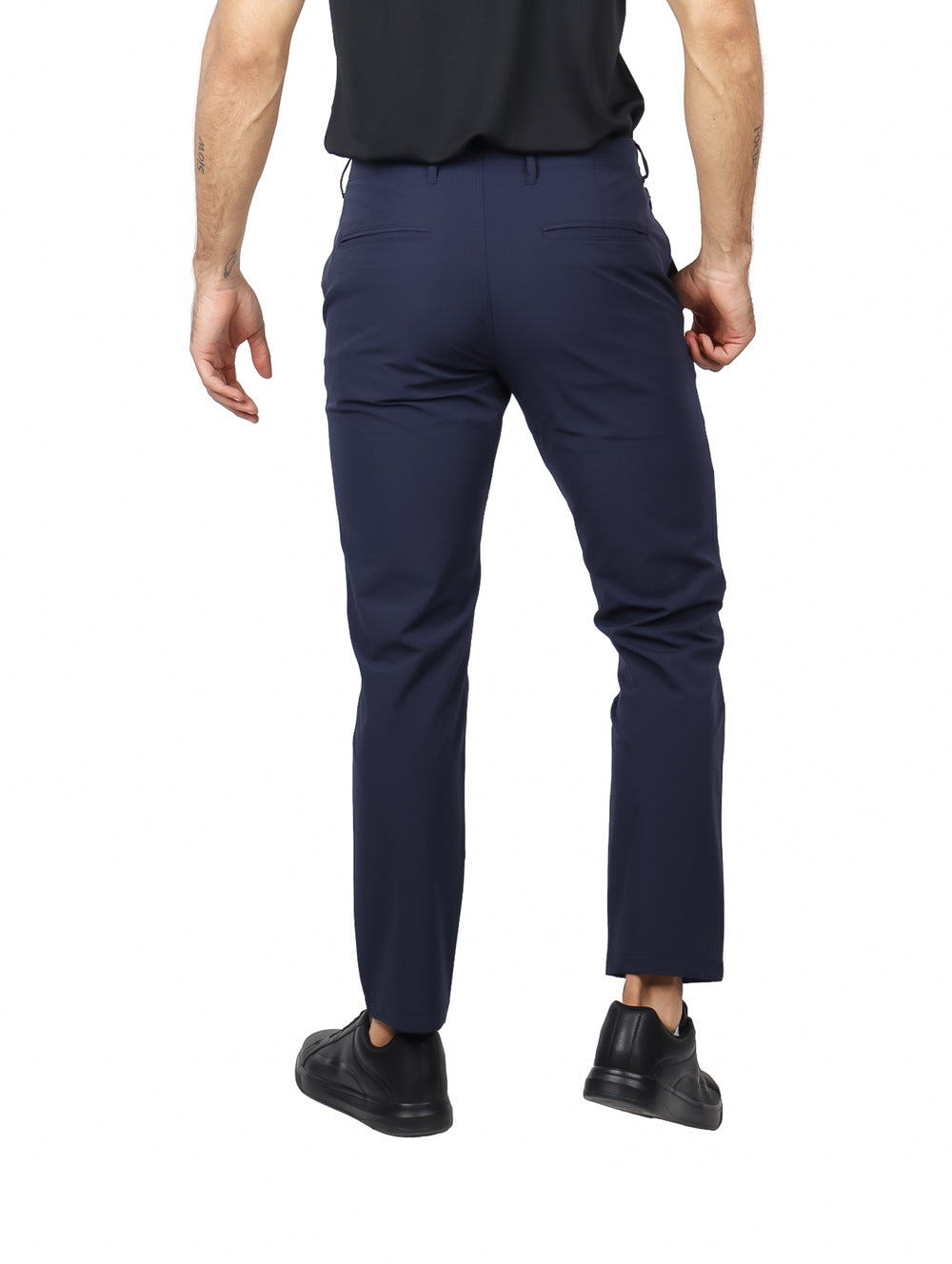 Hombre vistiendo un pantalón de vestir color azul marino de corte recto.