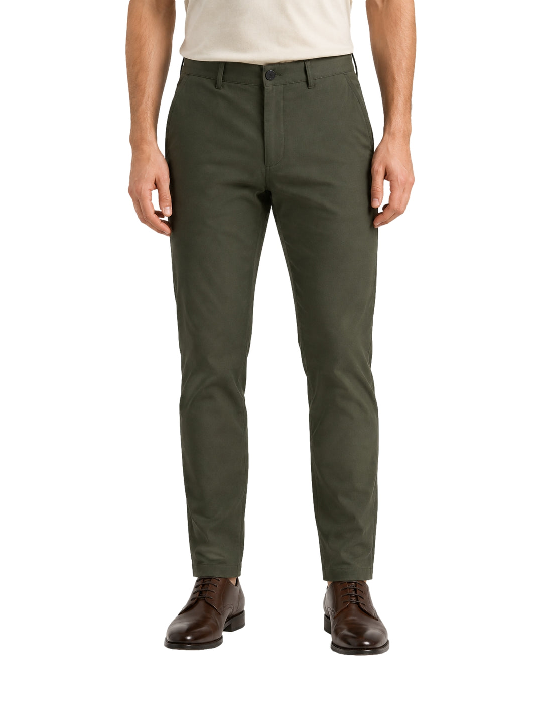 Hombre vistiendo un pantalón color verde oliva de corte slim fit y zapatos cafés.