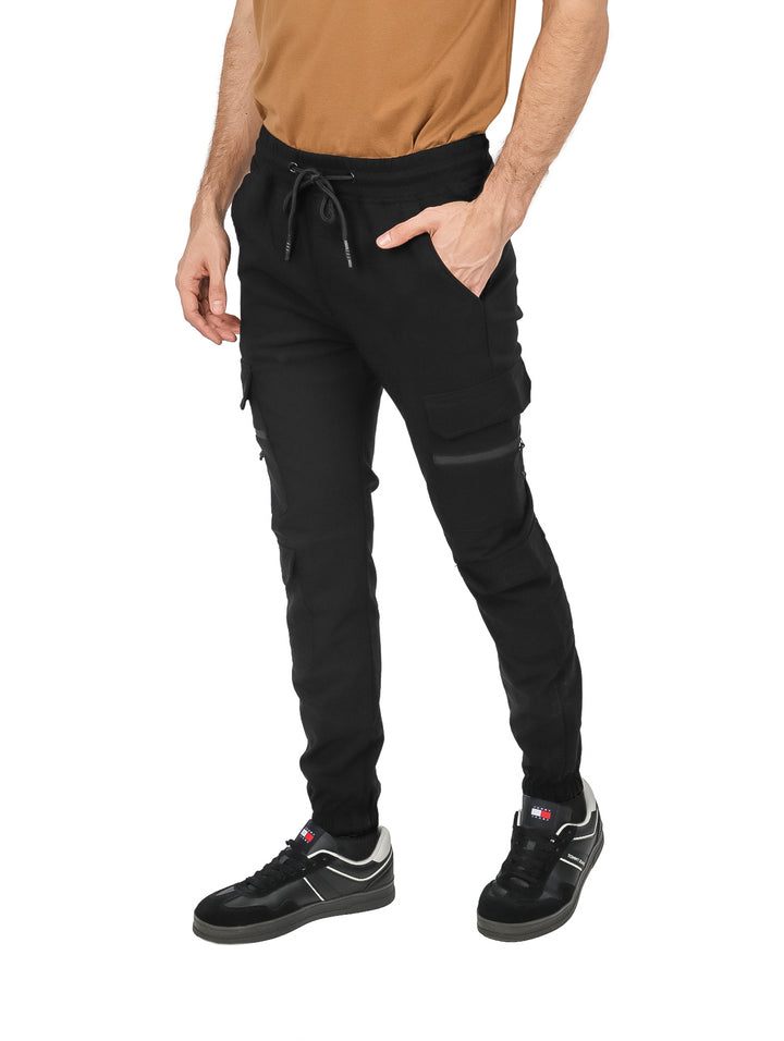 Hombre vistiendo pantalón jogger negro de la marca Vertical Eagle con bolsillos laterales y cintura ajustable.
