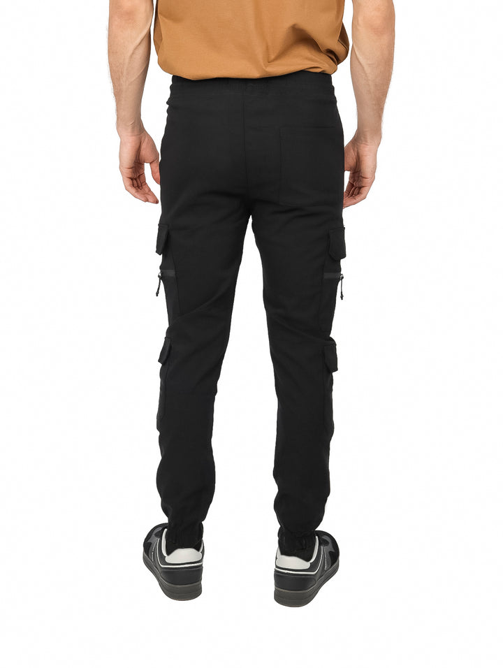 Hombre vistiendo pantalón jogger negro de la marca Vertical Eagle con bolsillos laterales y cintura ajustable.