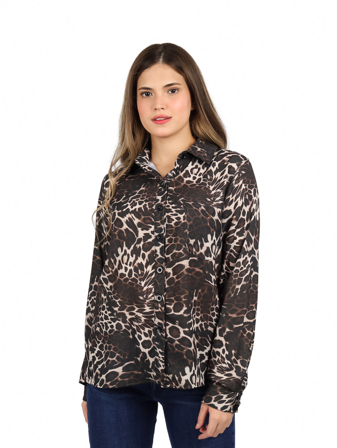 Mujer vistiendo blusa de manga larga color chocolate con estampado animal print y botones frontales.