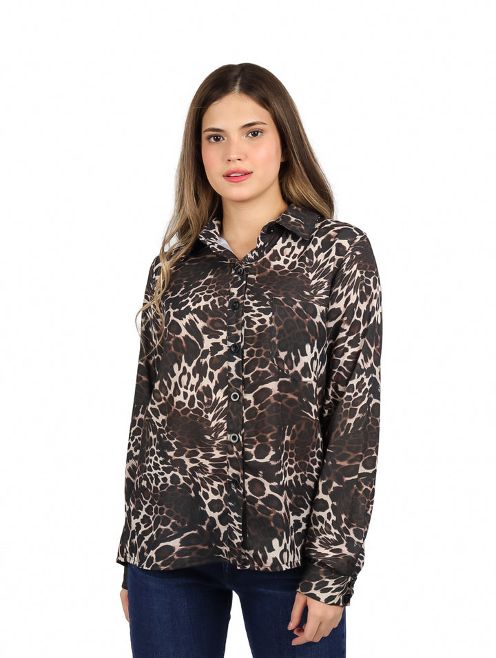 Mujer vistiendo blusa de manga larga color chocolate con estampado animal print y botones frontales.