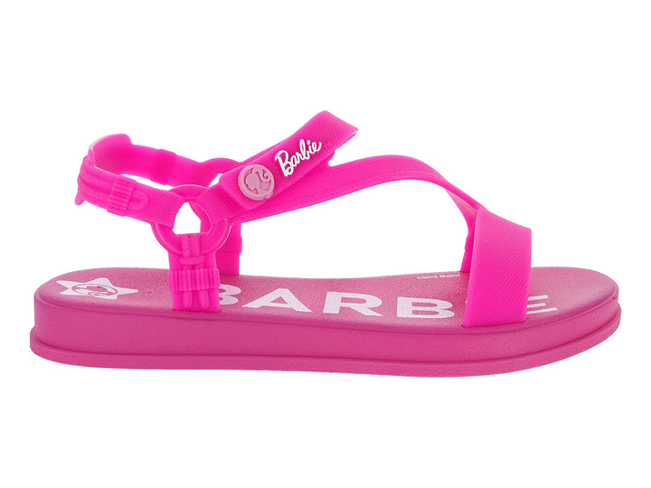Sandalias infantiles de color rosa intenso con correas ajustables y logotipo de Barbie en la suela y correa.