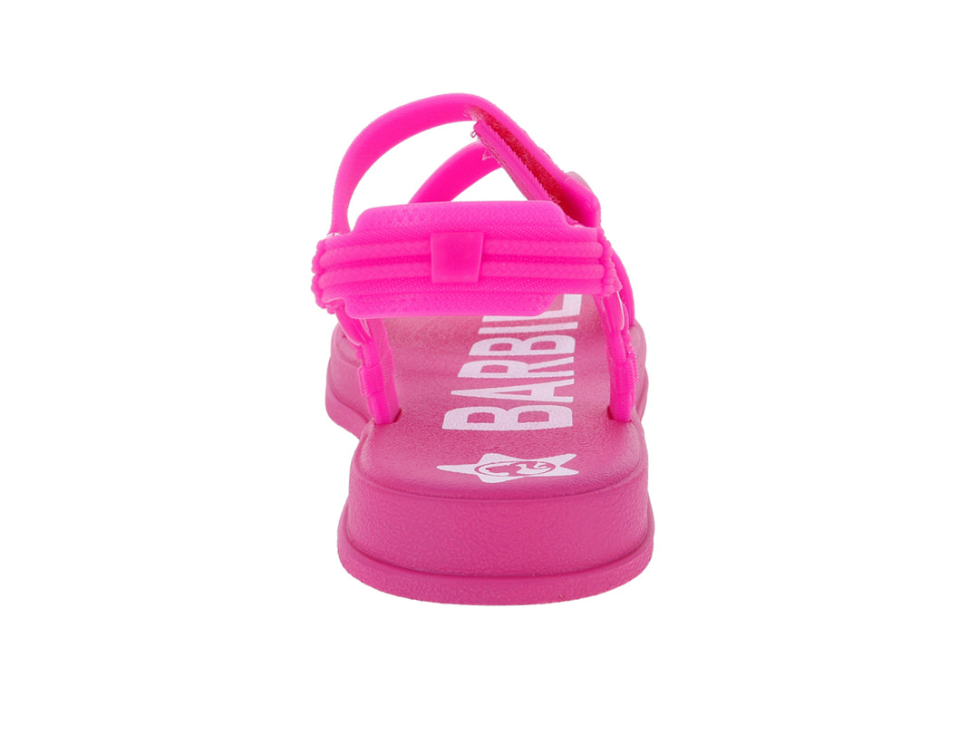 Sandalias infantiles de color rosa intenso con correas ajustables y logotipo de Barbie en la suela y correa.
