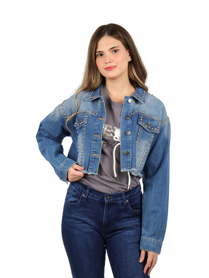 Mujer vistiendo una chamarra corta de mezclilla color azul claro con detalles de remaches plateados.