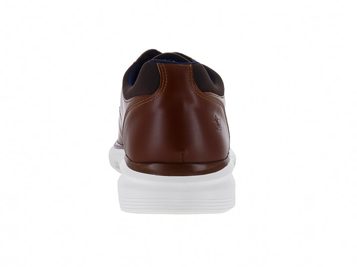 Zapato casual Dockers color café con suela blanca y cordones.