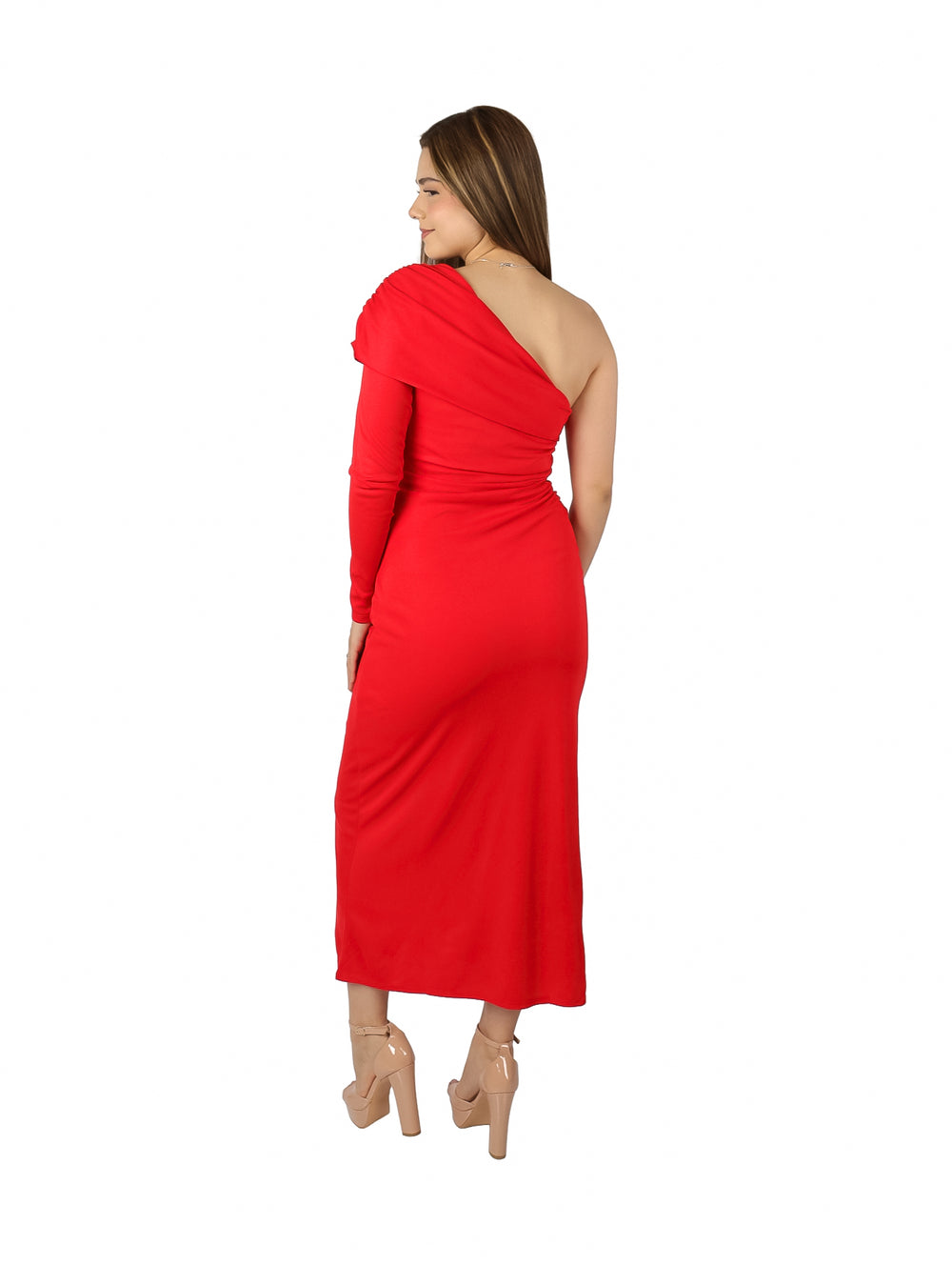 Vestido largo ajustado de color rojo con diseño de un solo hombro y manga larga.