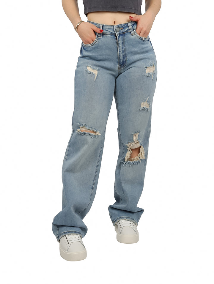 Pantalones jeans anchos de color azul claro con detalles de destrucción en las rodillas y muslos.