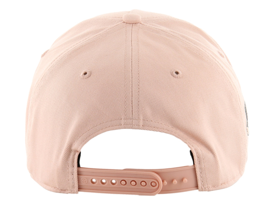 Gorra de béisbol 47 Brand en color dusty mauve con logotipo bordado de los Boston Red Sox en gris.