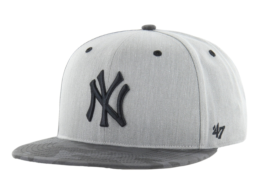 Gorra de béisbol 47 Brand en color gris jaspeado con visera camuflada y logo de los New York Yankees bordado al frente.