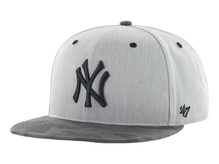 Gorra de béisbol 47 Brand en color gris jaspeado con visera camuflada y logo de los New York Yankees bordado al frente.