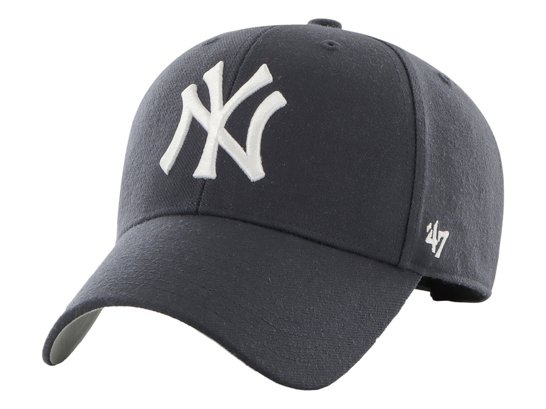 Gorra de béisbol azul marino con logotipo blanco de los New York Yankees al frente.