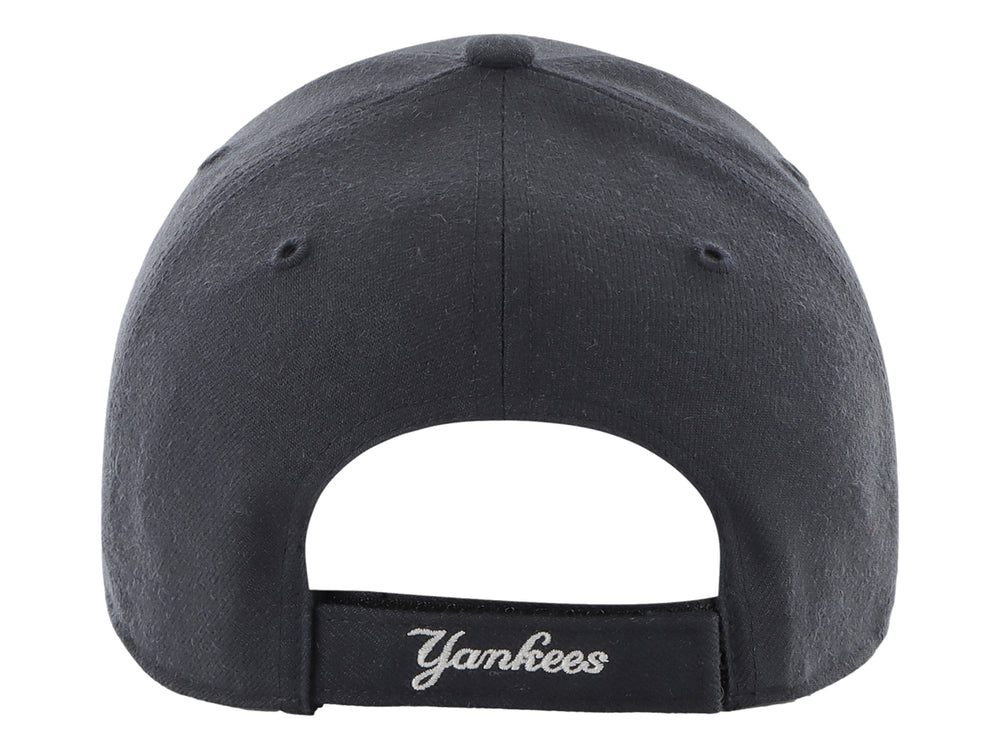 Gorra de béisbol azul marino con logotipo blanco de los New York Yankees al frente.