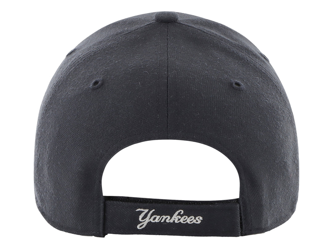 Gorra de béisbol azul marino con logotipo blanco de los New York Yankees al frente.