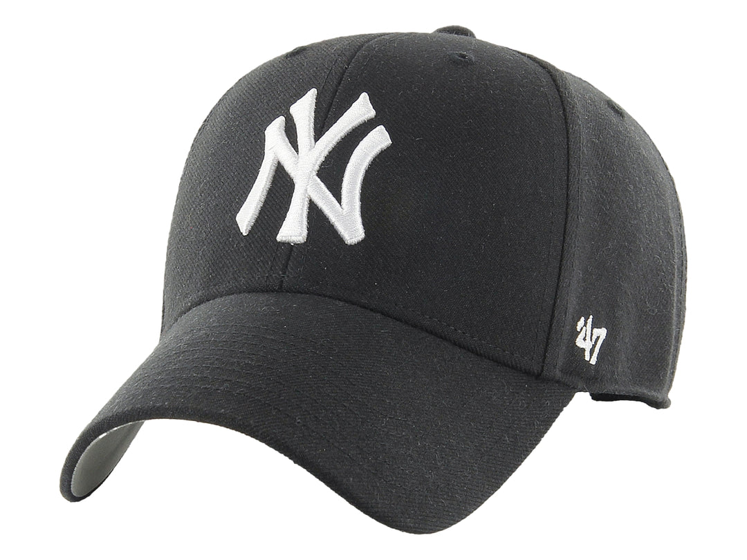 Gorra de béisbol color negro con logotipo blanco de los New York Yankees y detalle lateral 47 Brand.