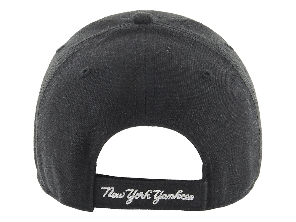 Gorra de béisbol color negro con logotipo blanco de los New York Yankees y detalle lateral 47 Brand.