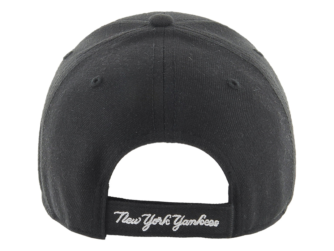 Gorra de béisbol color negro con logotipo blanco de los New York Yankees y detalle lateral 47 Brand.