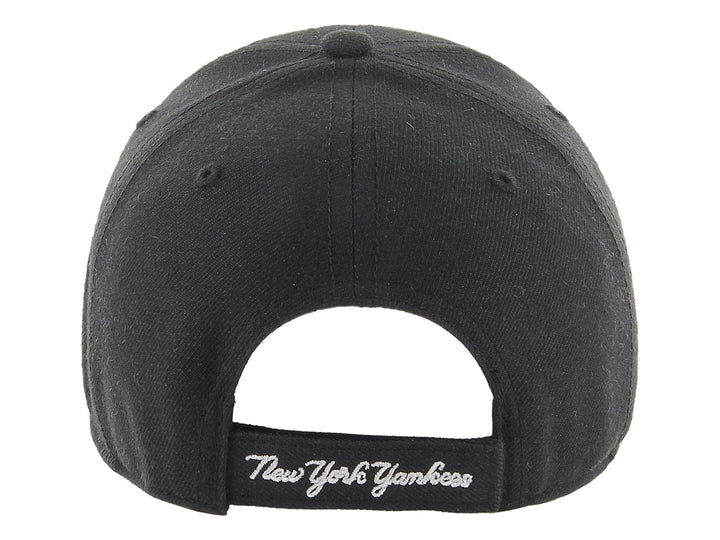 Gorra de béisbol color negro con logotipo blanco de los New York Yankees y detalle lateral 47 Brand.