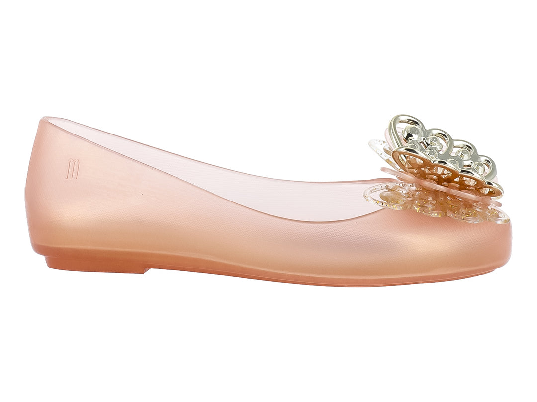 Zapato plano Mini Melissa color oro con adorno brillante en la punta.
